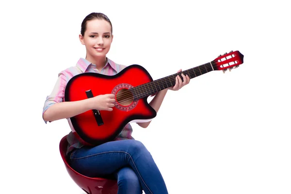 Gitarlı genç bir kadın beyazlar içinde. — Stok fotoğraf
