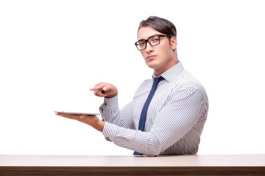 Yakışıklı işadamı wh izole tablet bilgisayar ile çalışma