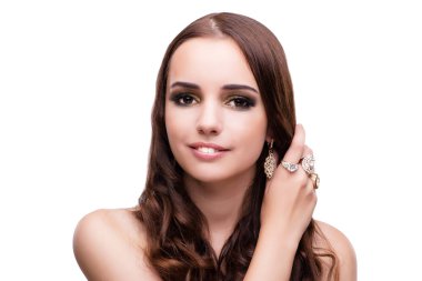 Moda konseptinde takılarını sergileyen güzel bir kadın.