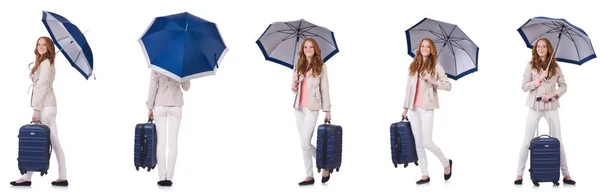 Mladá žena cestuje s kufrem a deštníkem izolované na wh — Stock fotografie
