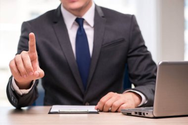 Genç işadamı iş kavramı içinde düğmelere basarak