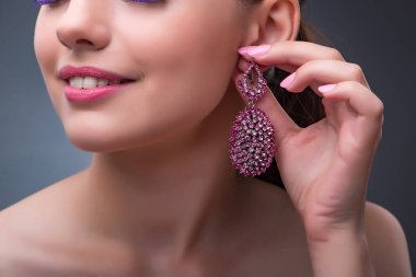 Moda konseptinde mücevherleri olan güzel bir kadın.