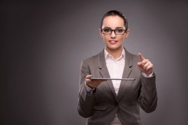 Tablet bilgisayarla çalışan genç iş kadını