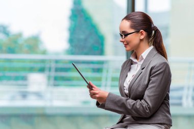 Tablet Office ile çalışan kadın