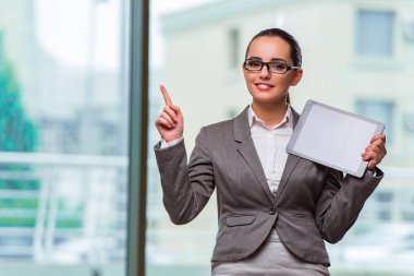 İş konseptinde tablet bilgisayarı olan kadın