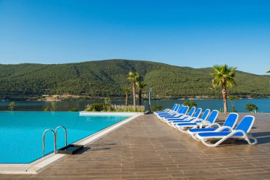 Aydınlık bir yaz gününde açık havada güzel bir yüzme havuzu.