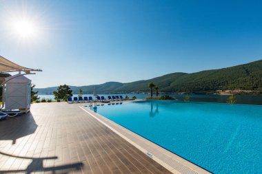 Aydınlık bir yaz gününde açık havada güzel bir yüzme havuzu.