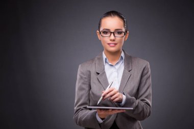 İş kadını iş konseptinde tablet bilgisayarda çalışıyor