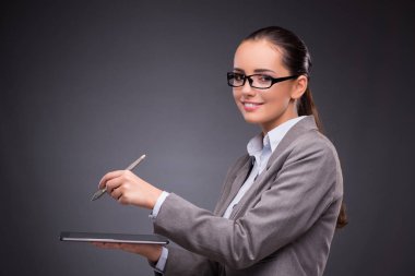 İş kadını iş konseptinde tablet bilgisayarda çalışıyor