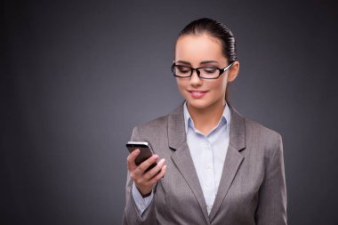 İş kadını iş kavramı içinde istimal hareket eden telefon