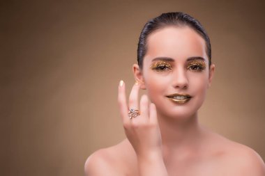 Zarif kadın mücevher moda kavramı ile