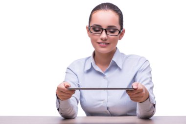 İş kadını çalışma tablet bilgisayar beyaz arka plan üzerinde