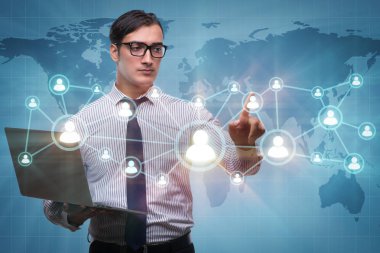 Sosyal ağ kavramı içinde laptop ile işadamı