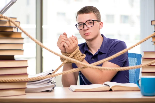 Jeune étudiant forcé d'étudier attaché — Photo