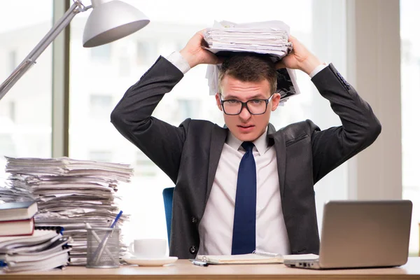 Jungunternehmer arbeitet im Büro — Stockfoto