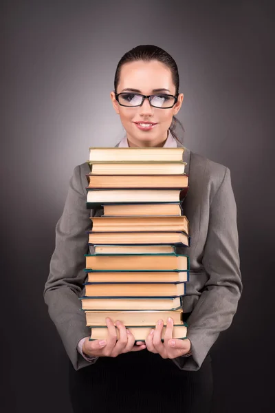 Junge Studentin mit Buch im Bildungskonzept — Stockfoto