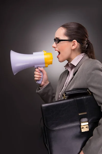 Jonge zakenvrouw met luidspreker in bedrijfsconcept — Stockfoto