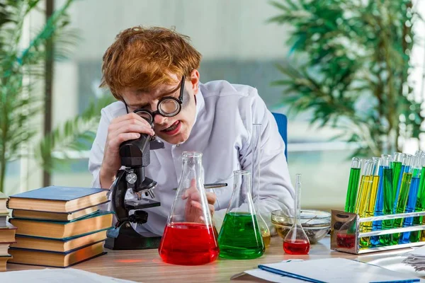 Joven químico loco trabajando en el laboratorio —  Fotos de Stock