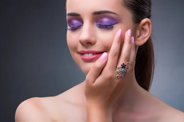 Hermosa mujer con joyas en concepto de moda — Foto de Stock