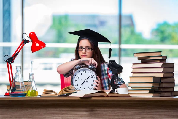 Jong meisje met grote klok voorbereiden op examens — Stockfoto