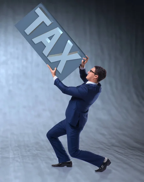 Uomo d'affari alle prese con tasse elevate — Foto Stock