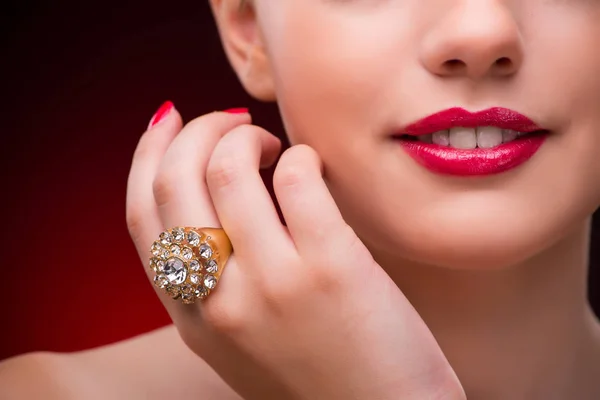 Mujer con bonito anillo en concepto de belleza —  Fotos de Stock