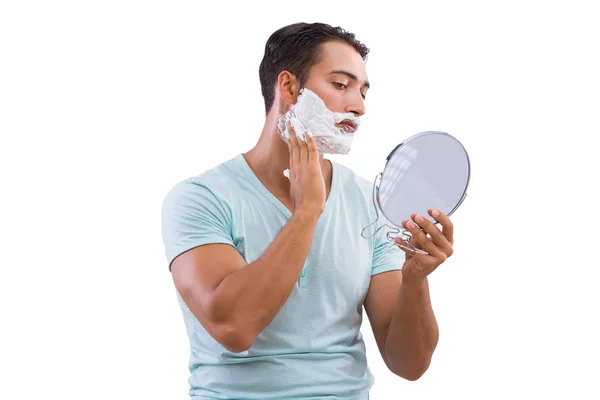 Человек бритья изолированы на белом фоне — стоковое фото