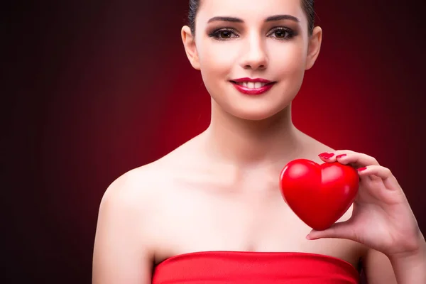 Mulher com coração vermelho no conceito romântico — Fotografia de Stock