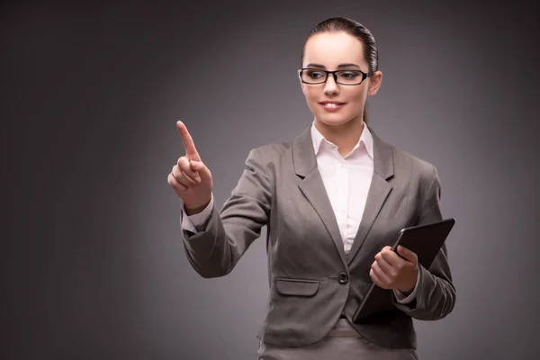 Jeune femme d'affaires appuyant sur le bouton virtuel — Photo