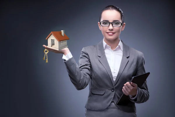 Femme d'affaires dans le concept d'hypothèque immobilière — Photo