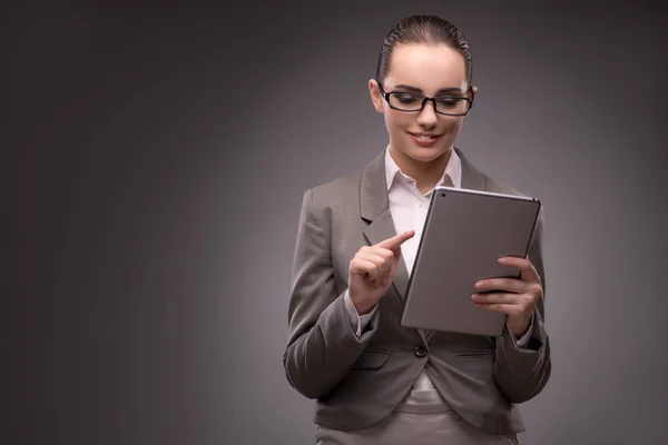 Jeune femme d'affaires travaillant avec tablette — Photo