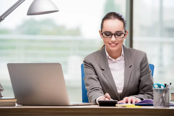 Zakenvrouw werkt aan haar bureau — Stockfoto