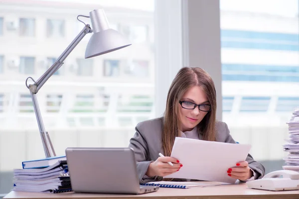 Empresária que trabalha no escritório — Fotografia de Stock