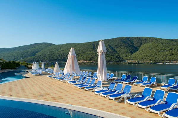 Schönes Schwimmbad im Freien an einem hellen Sommertag — Stockfoto