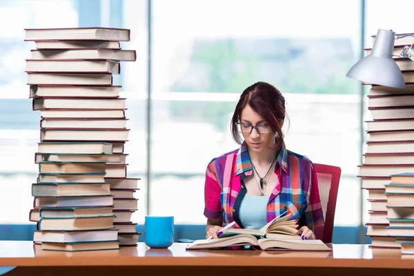 Ung kvinnlig student förbereder sig för tentor — Stockfoto