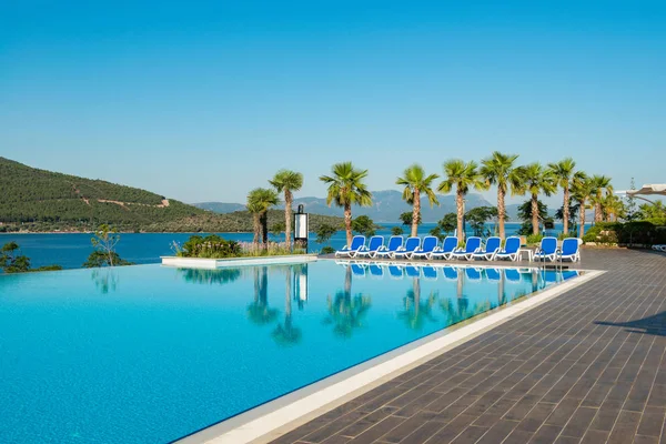 Bonita piscina al aire libre en brillante día de verano — Foto de Stock