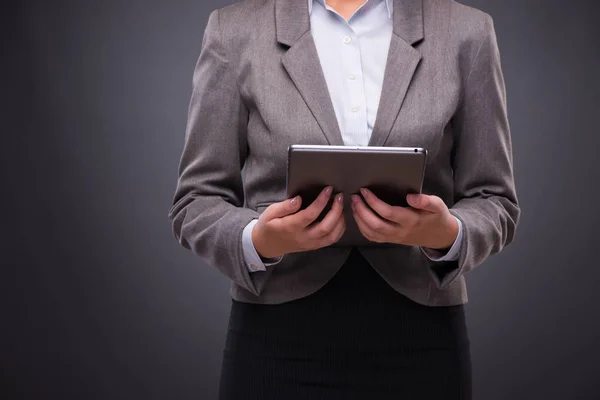 Mulher com tablet no conceito de negócio — Fotografia de Stock