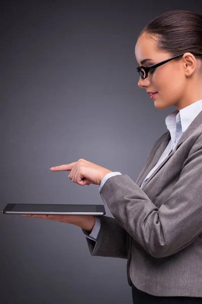Femme avec tablette informatique dans le concept d'entreprise — Photo