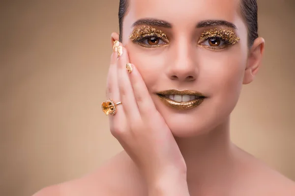 Mulher elegante com jóias no conceito de moda — Fotografia de Stock