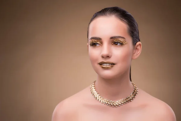 Elegante Frau mit Schmuck im Modekonzept — Stockfoto