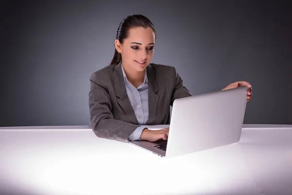 Empresária com laptop no conceito de negócio — Fotografia de Stock