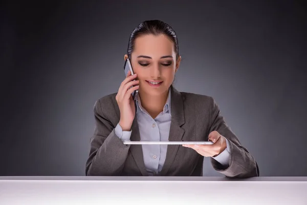 Mujer con Tablet PC en concepto de negocio — Foto de Stock