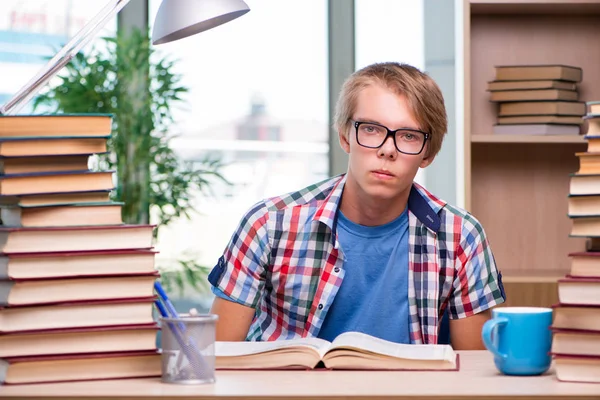 Jeune étudiant se préparant aux examens universitaires — Photo