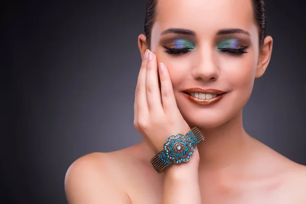 Hermosa mujer con joyas en concepto de belleza —  Fotos de Stock