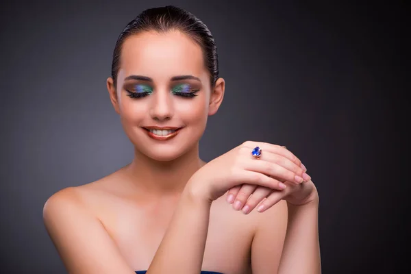 Hermosa mujer con joyas en concepto de belleza — Foto de Stock