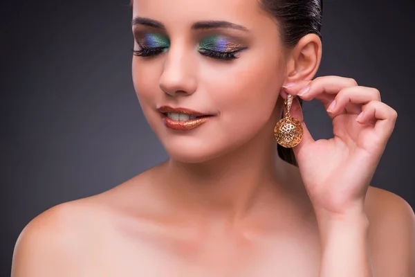 Vacker kvinna med smycken i skönhet koncept — Stockfoto