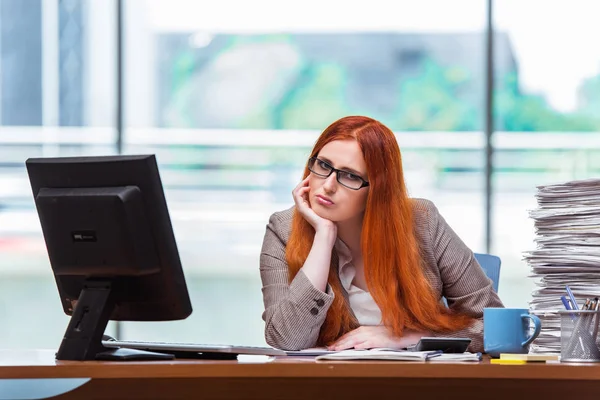 Femme d'affaires stressée avec pile de papiers — Photo