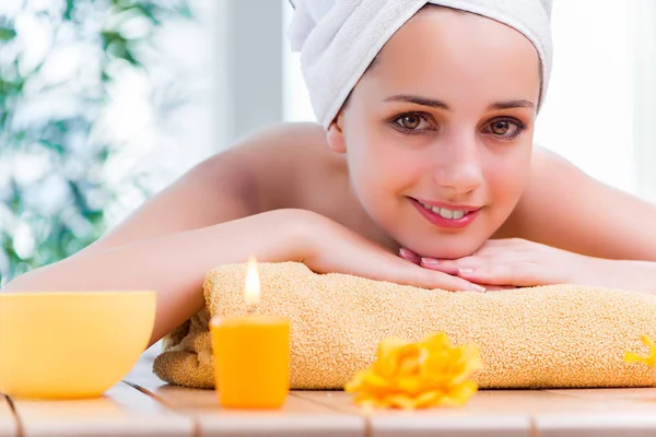 Young woman in spa health concept — Stock Photo, Image