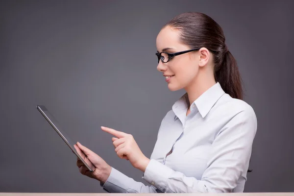 Tablet bilgisayarda çalışan iş kadını — Stok fotoğraf