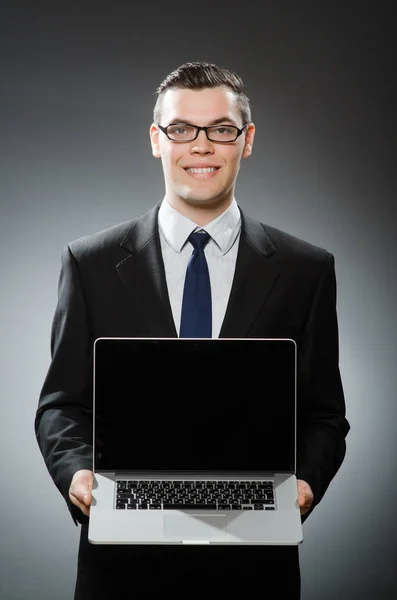 Uomo con laptop nel concetto di business — Foto Stock